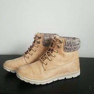 Size 8.5 women's lace up boot